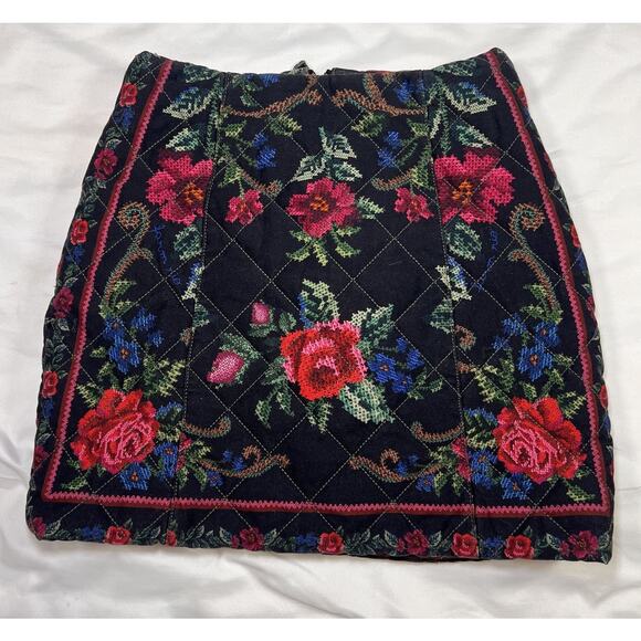 Farm Rio Mini Skirt Size XS Black Floral Roses Flower Tapestry Quilted New NWT - Picture 1 of 13